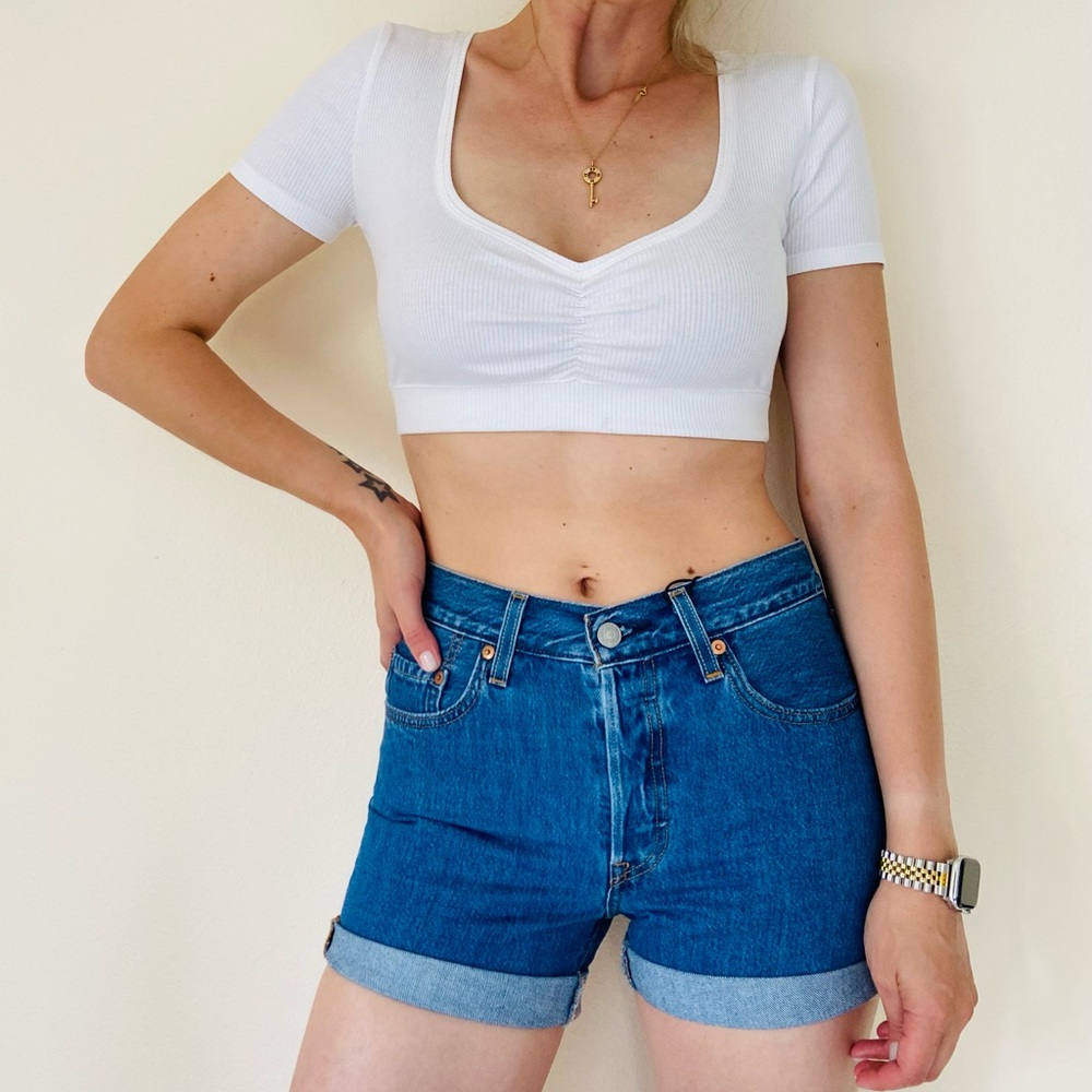 New Levi’s Premium 501 mid rise relaxed hip 100% cotton button fly denim shorts